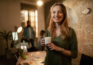 boite startup entreprise zéro déchet travail femme mug café