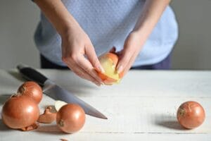 épluchures pelures oignons émincer couper cuisine peles condiment