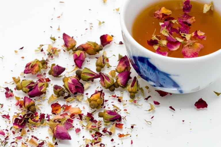 thé à la rose pétales de fleurs fanées