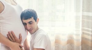 homme et femme qui choisisse une clinique pour fiv