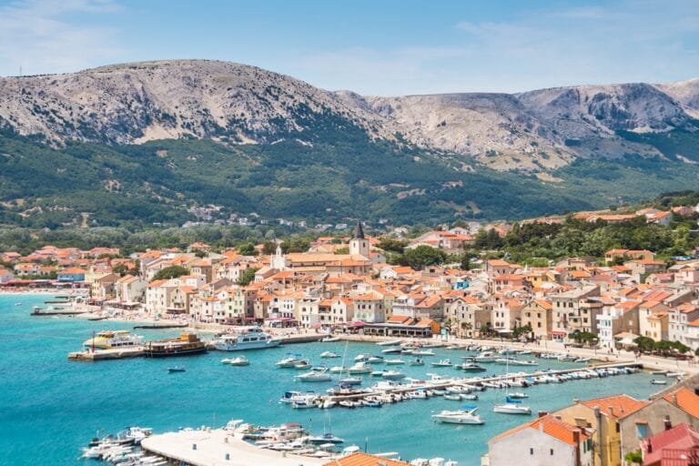 La belle ville de Baska sur l’île de Krk en Croatie