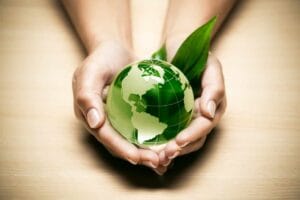 protéger planète gestes écologiques terre environnement mains vert