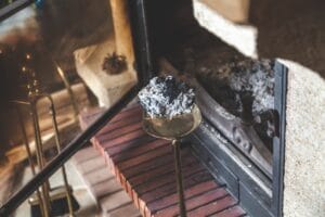 cendres cheminée poêle bois nettoyer astuces