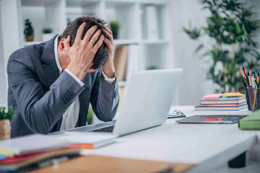 un enseignant peut il porter plainte contre un élève mineur