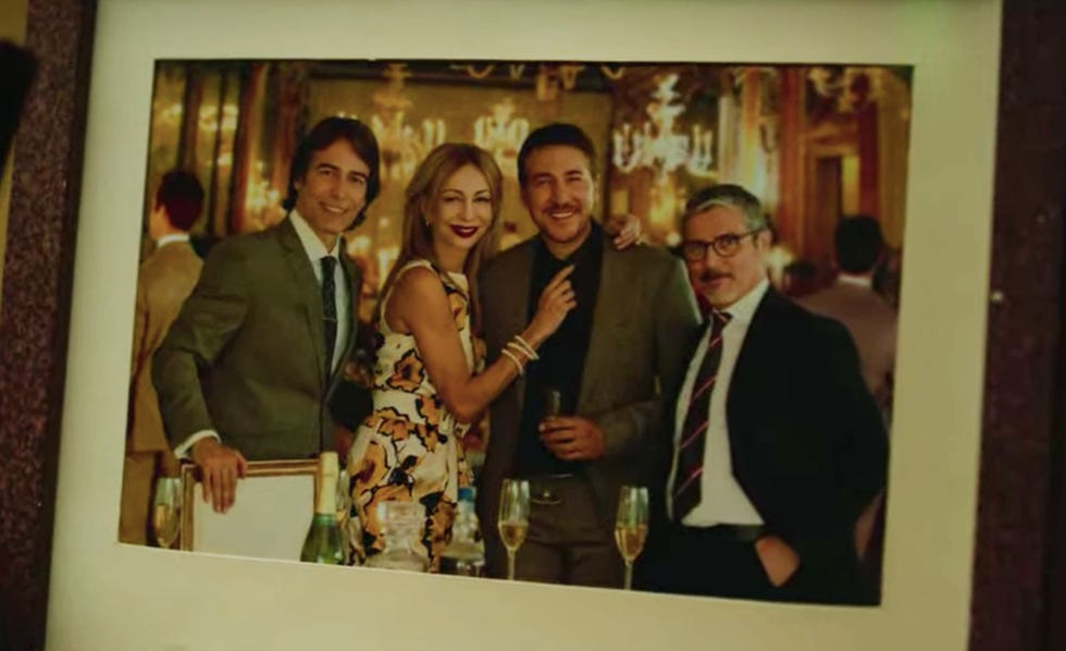 Photo finale mystérieuse révélant les liens entre personnages dans La Nuit sera longue