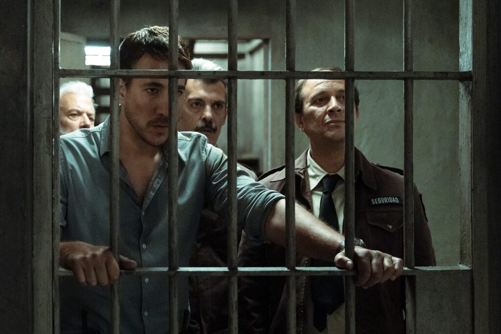 Alberto Ammann dans le rôle d'Hugo directeur de prison dans La Nuit sera longue sur Netflix