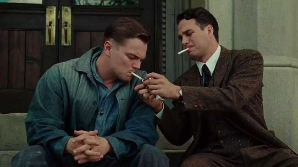 Leonardo DiCaprio en Teddy Daniels fumant une cigarette dans la scène finale de Shutter Island