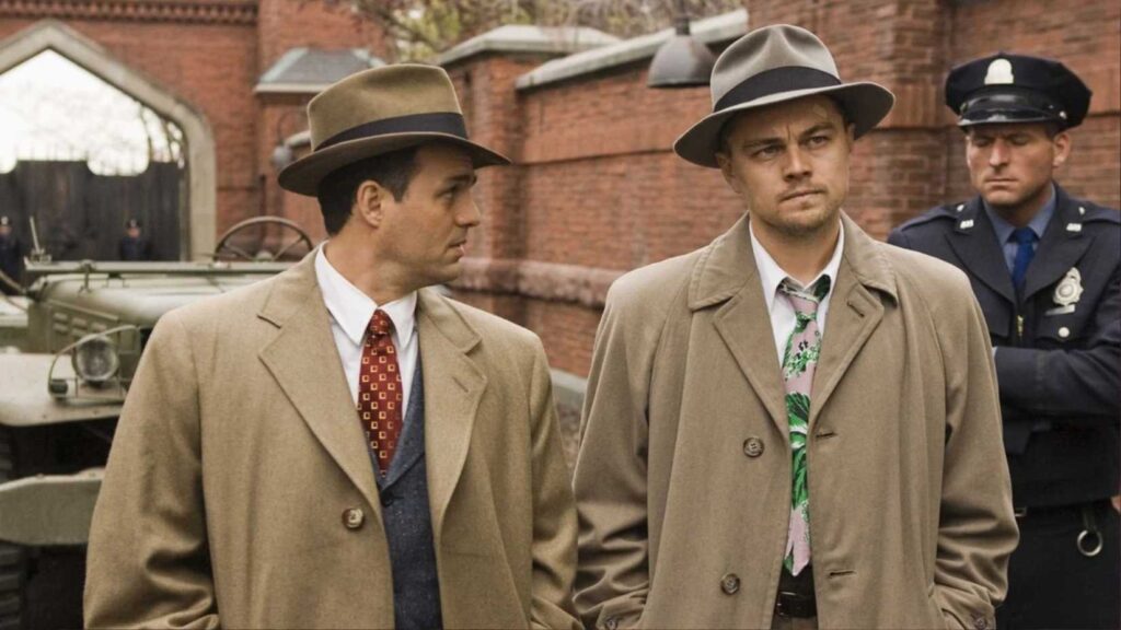 Mark Ruffalo et Leonardo DiCaprio assis sur les marches dans la fin ambiguë de Shutter Island